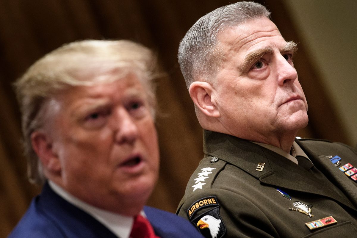 El general Mark Milley trabaja desde casa, aunque es negativo a COVID-19.