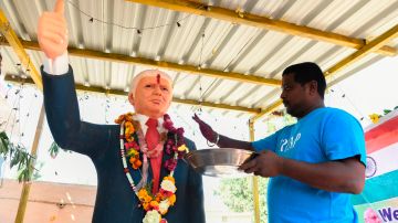 Bussa Krishna con la estatua que hizo de Trump.