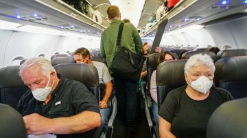 El riesgo de contagiarse en un avión es menor cuando se siguen los protocolos.