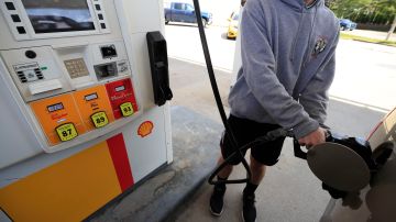 El precio de la gasolina regular por debajo de los $2 dólares por galón