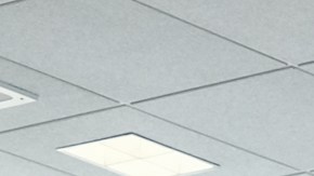 Una pasajera se rehúsa a usar un cubrebocas y golpea a una azafata de Delta