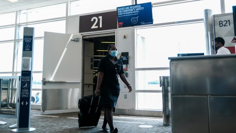 Una pasajera se rehúsa a usar un cubrebocas y golpea a una azafata de Delta