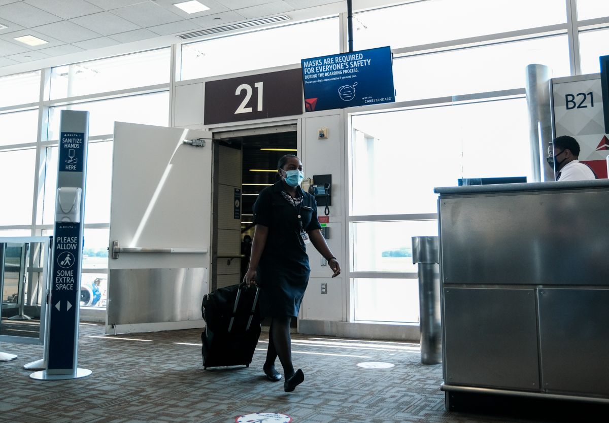 La política de Delta menciona que los pasajeros deben utilizar cubrebocas desde que abordan el avión hasta el final del viaje.
