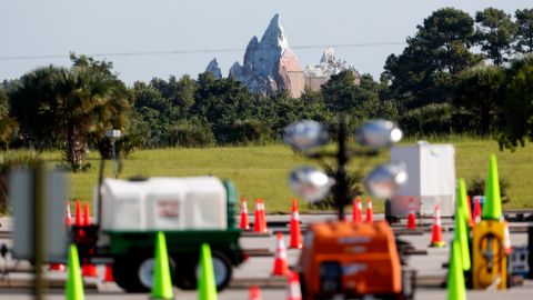 Ante las crecientes protestas en Orlando, un hombre creyó buena idea ir armado a Disney World