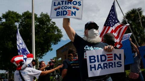 La campaña de Biden envía mensajes en 11 estados clave.