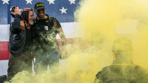 Enrique Tarrio en una marcha de los Proud Boys en Portland.