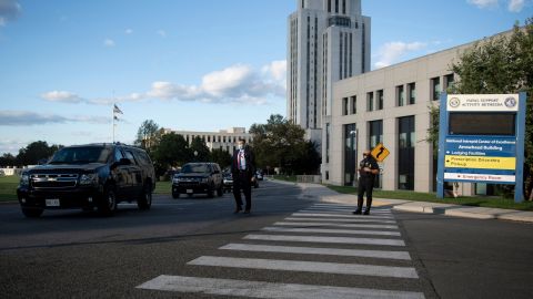 La caravana del presidente Donald Trump llega al Centro Médico Militar Nacional Walter Reed el 2 de octubre de 2020 en Bethesda, Maryland.