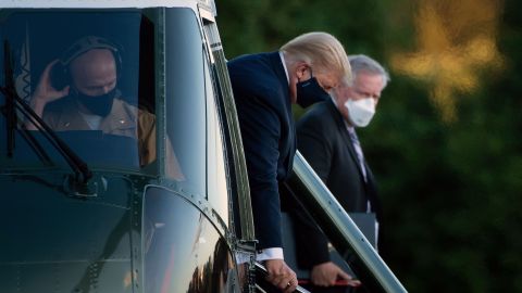 Al fondo el jefe de Gabinete, Mark Meadows, acompañando al presidente Trump al hospital.