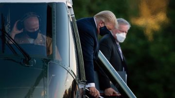 Al fondo el jefe de Gabinete, Mark Meadows, acompañando al presidente Trump al hospital.