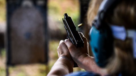 Las ventas de armas por compradores primerizos aumenta en Estados Unidos