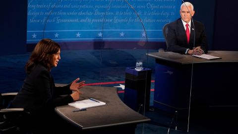 La senadora Kamala Harris y el vicepresidente Mike Pence.