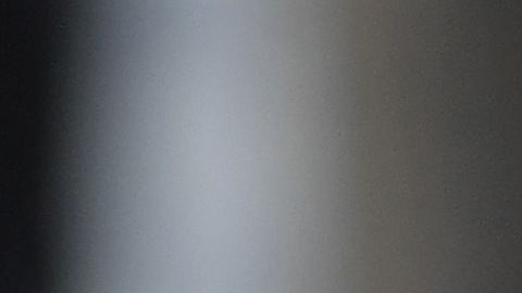 Un sanitario toma una muestra nasal pra el examen PCR a una estudiante en Nueva York.