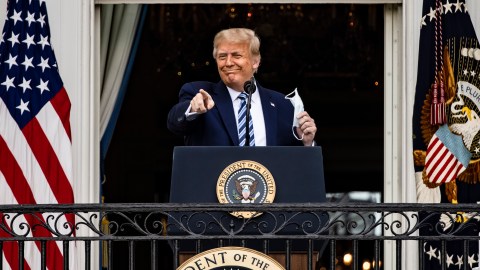 El presidente Trump afirma que es inmune a coronavirus.