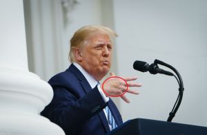 Las tiritas o curitas en la mano derecha de Trump sugieren que sigue recibiendo tratamiento por COVID-19