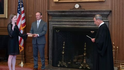 La jueza Barrett rindió juramento ante el juez presidente John Roberts.