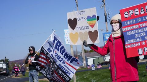 Manifestantes en contra y a favor de Trump.