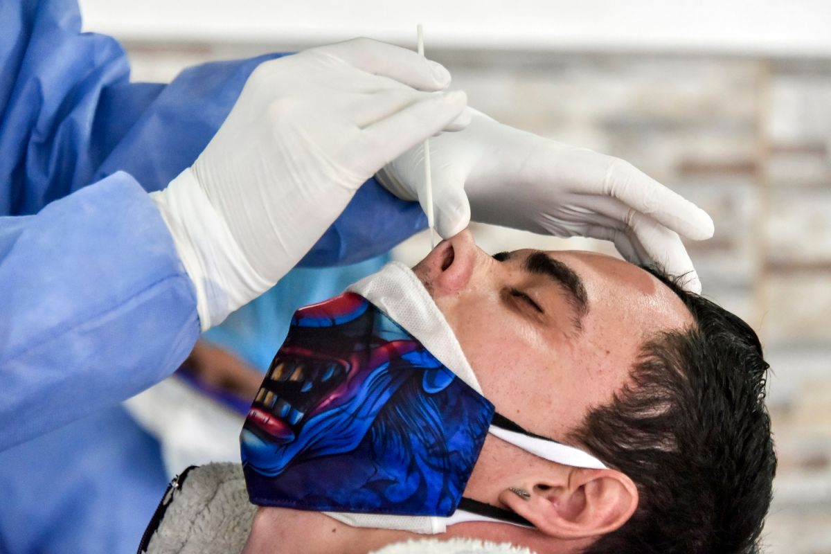 Un hombre se realiza la prueba de coronavirus.