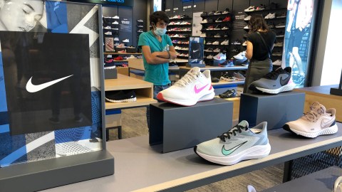 Nike demanda a la marca Warren Lotus por vender unos tenis casi idénticos a los Nike Dunas