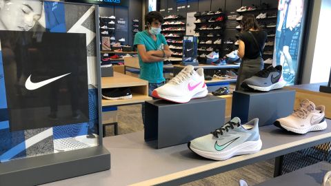 Nike demanda a la marca Warren Lotus por vender unos tenis casi idénticos a los Nike Dunas