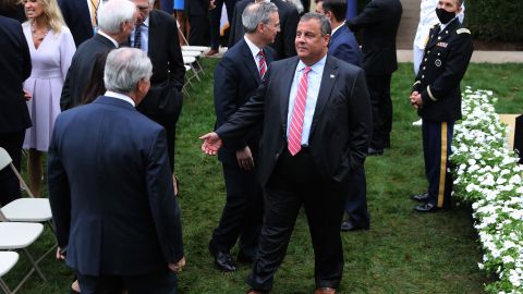 Chris Christie (C) con los invitados en el Rose Garden tras la nominación de Barrett al Supremo realizada por Trump.