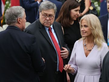 Ni Conway, ni Barr ni la mayoría de asistentes llevaba mascarilla.