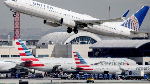 Aerolíneas podrían despedir a más de 40,000 trabajadores de manera temporal