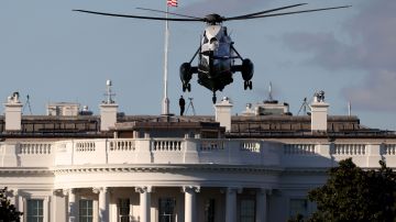 El helicóptero presidencial llega a la Casa Blanca para llevar al presidente Donald Trump al Centro Médico Militar Nacional Walter Reed. /Foto: Win McNamee/Getty Images