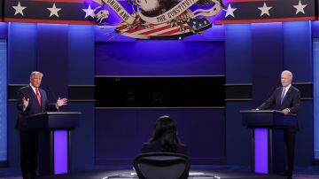 Donald Trump y Joe Biden participan en el último debate presidencial en Nashville, Tennessee.