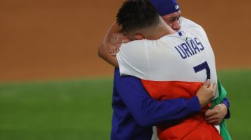 Julio Urías y Víctor González se fundieron en un abrazo que los hizo derramar lágrimas.