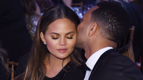 Chrissy Teigen junto a su esposo John Legend.