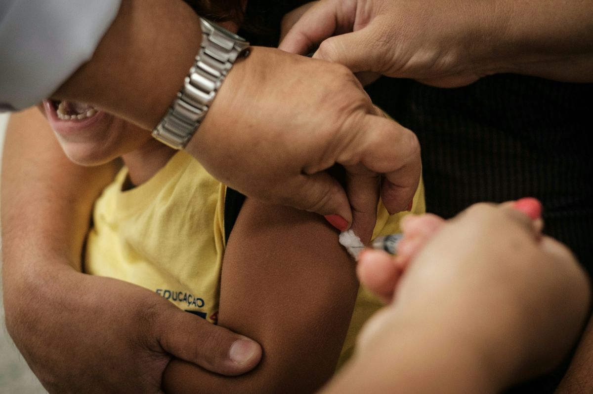 Un menor recibe una vacuna en Brasil.