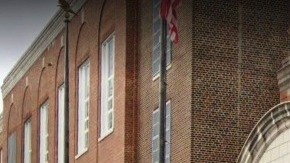 La escuela sigue en pie en Staten Island