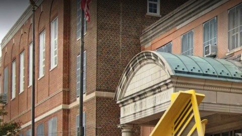 La escuela sigue en pie en Staten Island