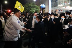 Arrestan a líder judío ortodoxo en conexión con ataque a periodista en Borough Park