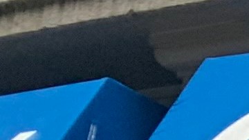 Daniel Lee junto a uno de sus colaboradores en su almacén de Manhattan.