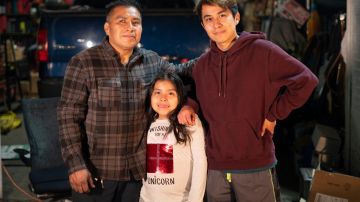 El joven estudiante de Física, Jhonny Basurto hijo de inmigrantes mexicanos inspira el voto junto a su familia.
