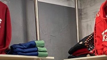 Jonnel Doris, comisionado del Servicio de Pequeños Negocios, SBS, visita a pequeñas empresas en la ciudad.