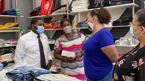 Jonnel Doris, comisionado del Servicio de Pequeños Negocios, SBS, visita a pequeñas empresas en la ciudad.