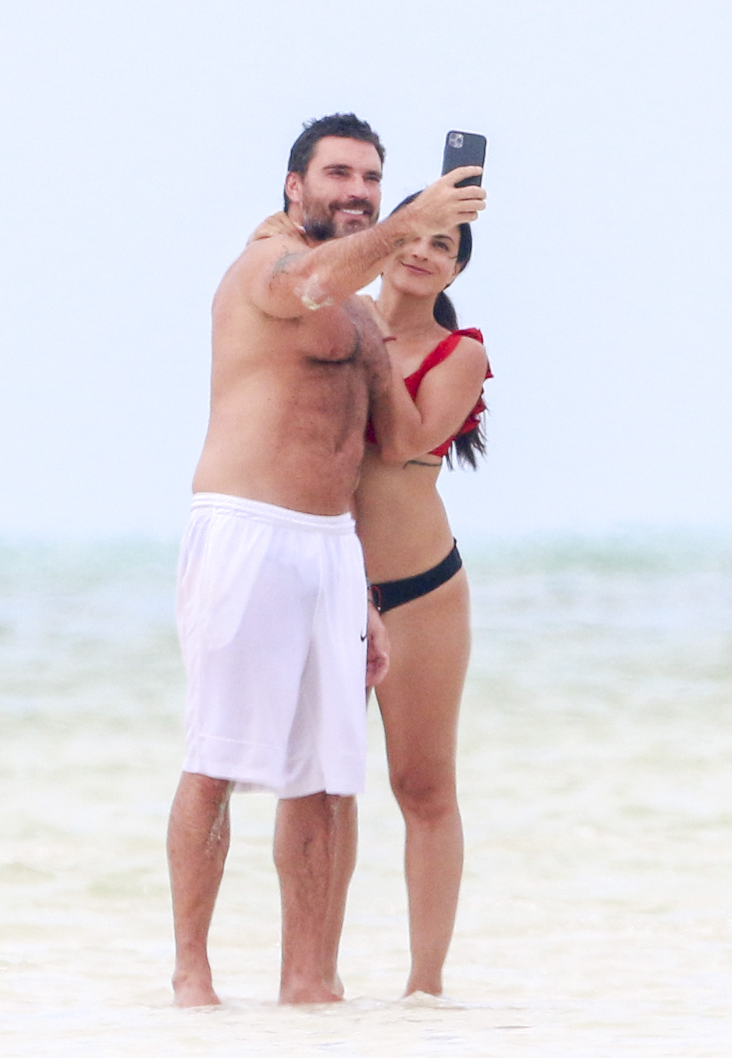 Valeria Marín consiente a Julián Gil en bikini y desbordando pasión en la  playa - El Diario NY