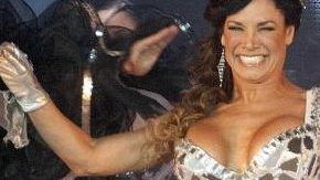 Lis Vega se quitó el calzón y exhibió sus caderas al desnudo.