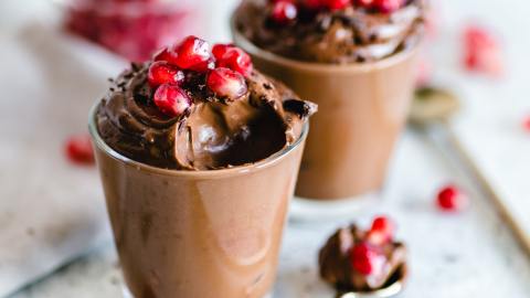 El cacao es rico en flavonoides que actúan como antioxidantes y que ayudan a reducir la inflamación cerebral.