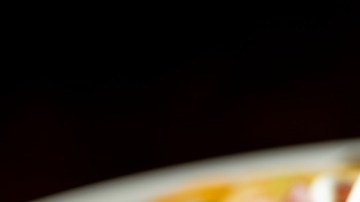 Evita agregar grandes cantidades de aderezos cremosos y grasosos, en su lugar agrega elementos sabrosos y nutritivos.