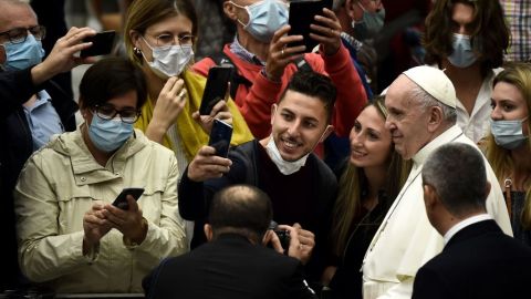 El Papa Francisco sin seguir las medidas sanitarias.