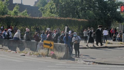 Centenares de mujeres aguardan desde la madrugada por unas horas de empleo.