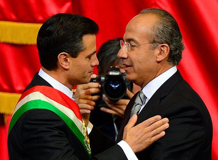 Enrique Peña Nieto y Felipe Calderón, expresidentes de México.