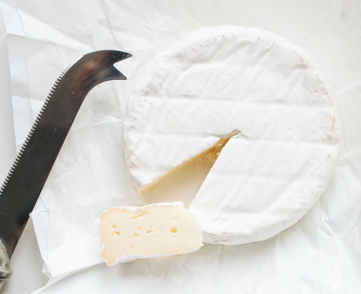 Los quesos hechos con leche pasteurizada igual se pueden contaminar.