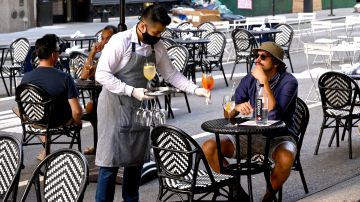 Los restaurantes podrán dar servicio al aire libre hasta por lo menos septiembre del 2021.