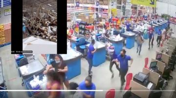 VIDEO: ¡Tragedia! escaparates aplastan a clientes en supermercado de Brasil