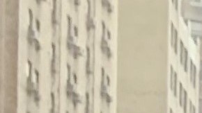 La lluvia y el frío este jueves no frenó la llegada de votantes al centro electoral del Madison Square Garden. Foto: Ramón Frisneda.