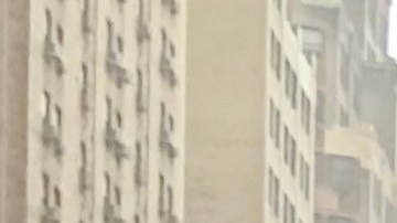 La lluvia y el frío este jueves no frenó la llegada de votantes al centro electoral del Madison Square Garden. Foto: Ramón Frisneda.